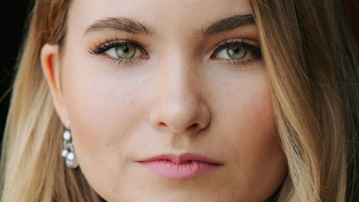 Autounfall bei GZSZ: Johanna (Charlott Reschke) will ihr Malheur für sich behalten.