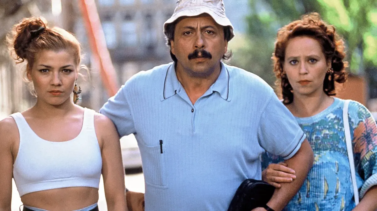 Der sächsische Deutschlehrer Udo (Wolfgang Stumph) kommt mit Gattin Rita (Marie Gruber, re.) und Tochter Jacqueline (Claudia Schmutzler) gerade aus dem Italienurlaub zurück, als ihr Haus zwecks Errichtung eines Golfplatzes gesprengt wird.