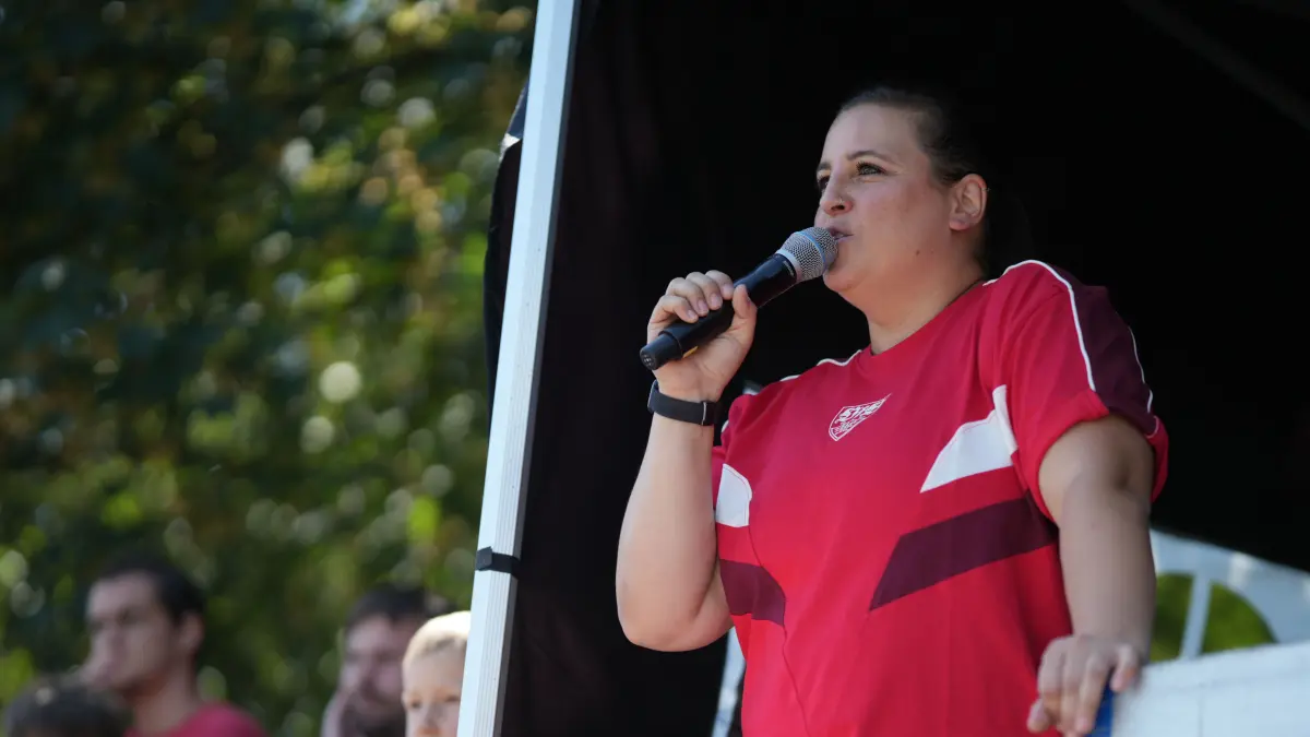Ania Rösler ist eine Expertin am Mikrofon. Seit dieser Saison leiht sie ihre Stimme der Frauenmannschaft des VfB Stuttgart als Stadionsprecherin.