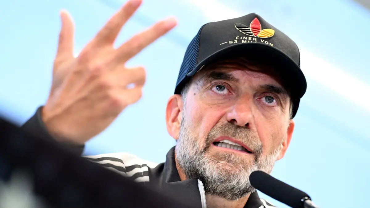 DFB-Pressekonferenz mit Bundestrainer Klopp: Fußball, Nationalmannschaft, Pressekonferenz zur Nominierung für die ersten Nations-League-Spiele, Bundestrainer Jürgen Klopp sitzt auf dem Podium. (zu dpa: «Strahlender Klopp fordert auch ohne Zeit «sofort mehr»»)