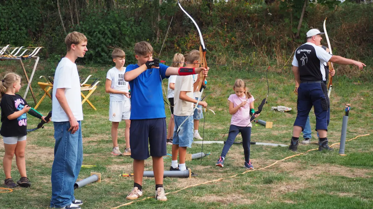 Ausrüstung, Augenmaß und Technik – die Schützengilde ermöglichte es den Familien, Robin Hood ganz nahe zu kommen.