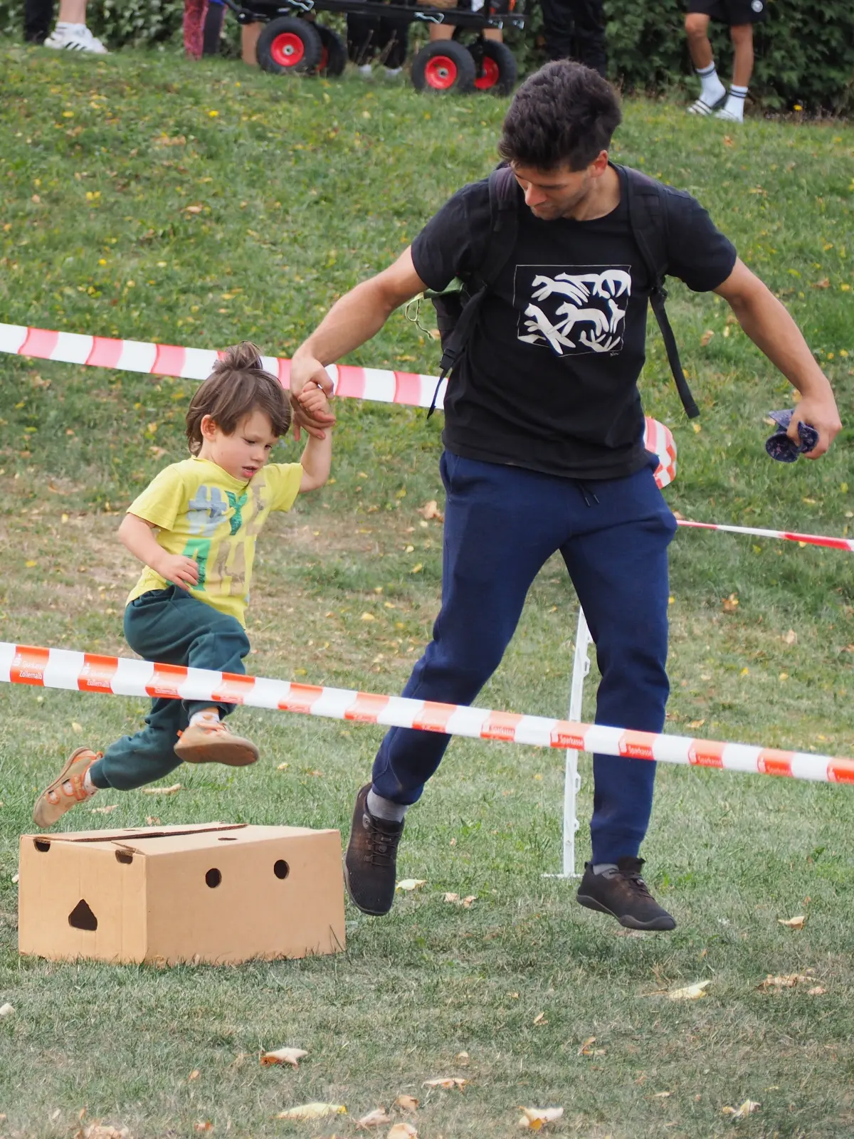 Da waren nicht nur die Kids, sondern auch die Mamas und Papas mit von der Partie. Den Hindernisparcours des Ski-Clubs absolvierten alle mit Links und in Bestzeit.