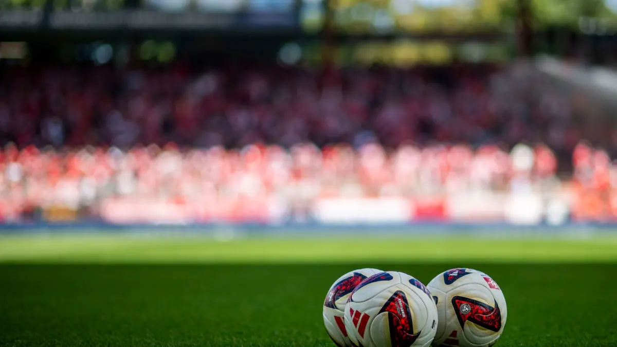 1. FC Union Berlin - Eintracht Frankfurt: Fußball, Männer, Bundesliga, 1. FC Union Berlin - Eintracht Frankfurt, 1. Spieltag, An der Alten Försterei. Der
Adidas Spielball „Torfabrik“ liegt auf dem Rasen. (zu dpa: «Drei Wochen ohne Bundesliga: Was machen die Clubs jetzt?»)