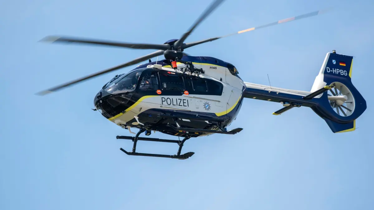 Hubschrauber für bayerische Polizei: Ein bayerischer Polizeihubschrauber vom Typ H145 fliegt beim Hubschrauberproduzenten Airbus Helicopters. (zu dpa: «22-Jähriger stürzt in Allgäuer Bergen ab und stirbt»)