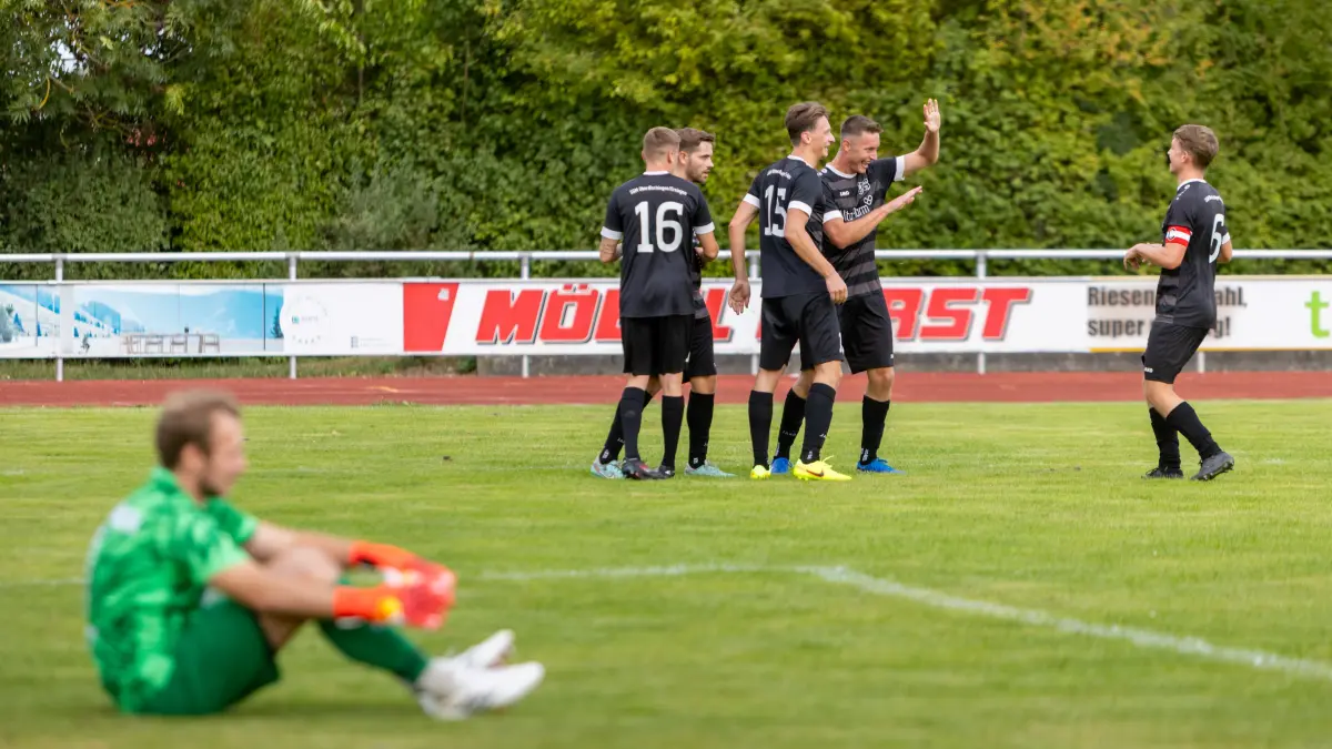 TSG Ehingen - SGM Oberdischingen/Ersingen 2:3 Bezirksliga Fußball Patrick Vonnier am Boden