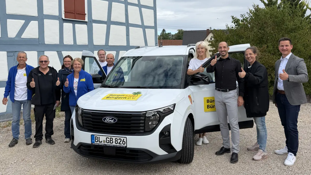 Freude herrscht beim Verein Bürger helfen Bürgern und der Gemeinde Bisingen über den neuen Fleckahopser. Bei der Fahrzeugübergabe waren neben den Fahrern auch Andreas Löffler vom Autohaus Löffler vor Ort (Zweiter von links), Thanheims Ortsvorsteherin Carmen Schoy (Dritte von links), Vereinsvorsitzende Heide Pick (rechts vom Auto), Michael Michailidis, Marina Michailidis (beide leiten die Firmengruppe CM) und Bisingens Bürgermeister Roman Waizenegger.