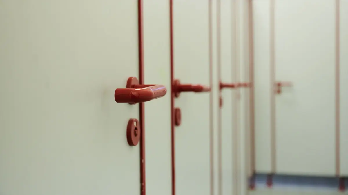 Toilette: An einer Schule in Ehingen (Donau) brannte es. (zu dpa: «Einsatz wegen Feuer auf Schultoilette - Brandstiftung?»)