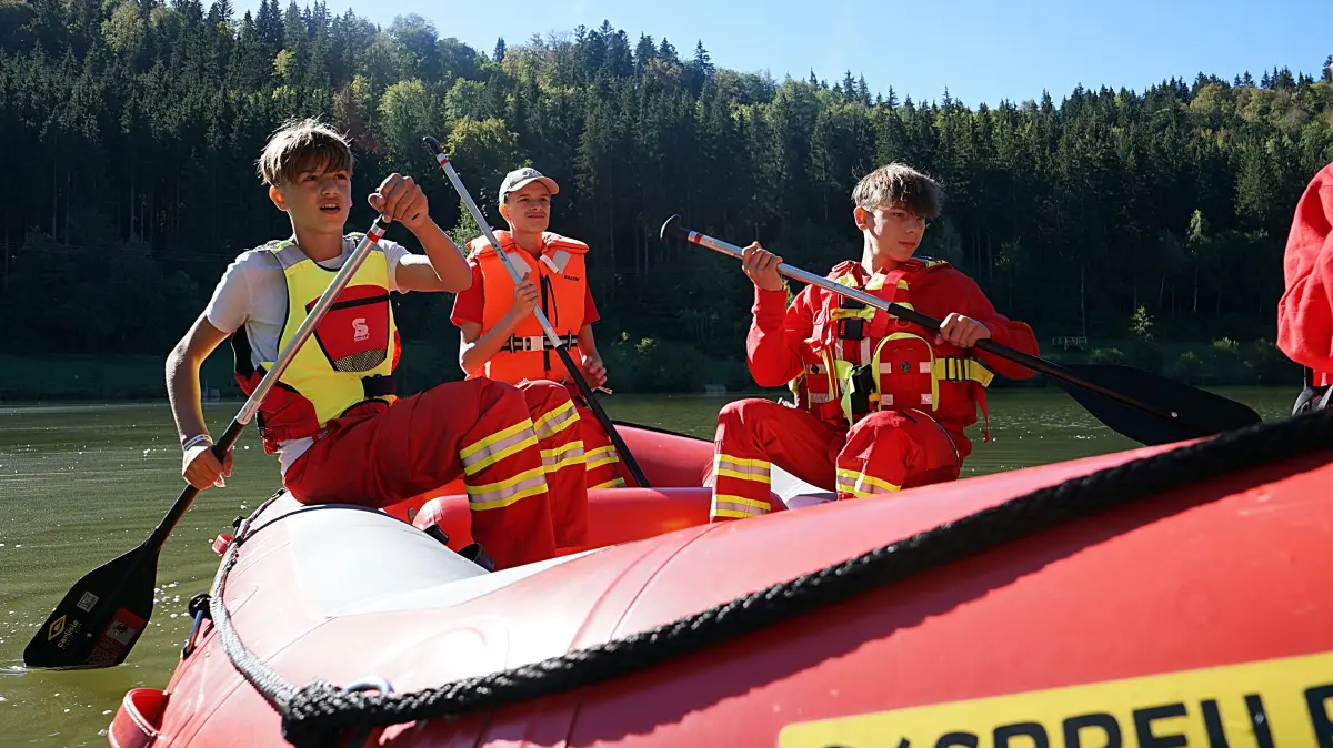 Natürlich darf bei einem Wettstreit der DLRG-Jugend ein Einsatz auf dem Wasser nicht fehlen.