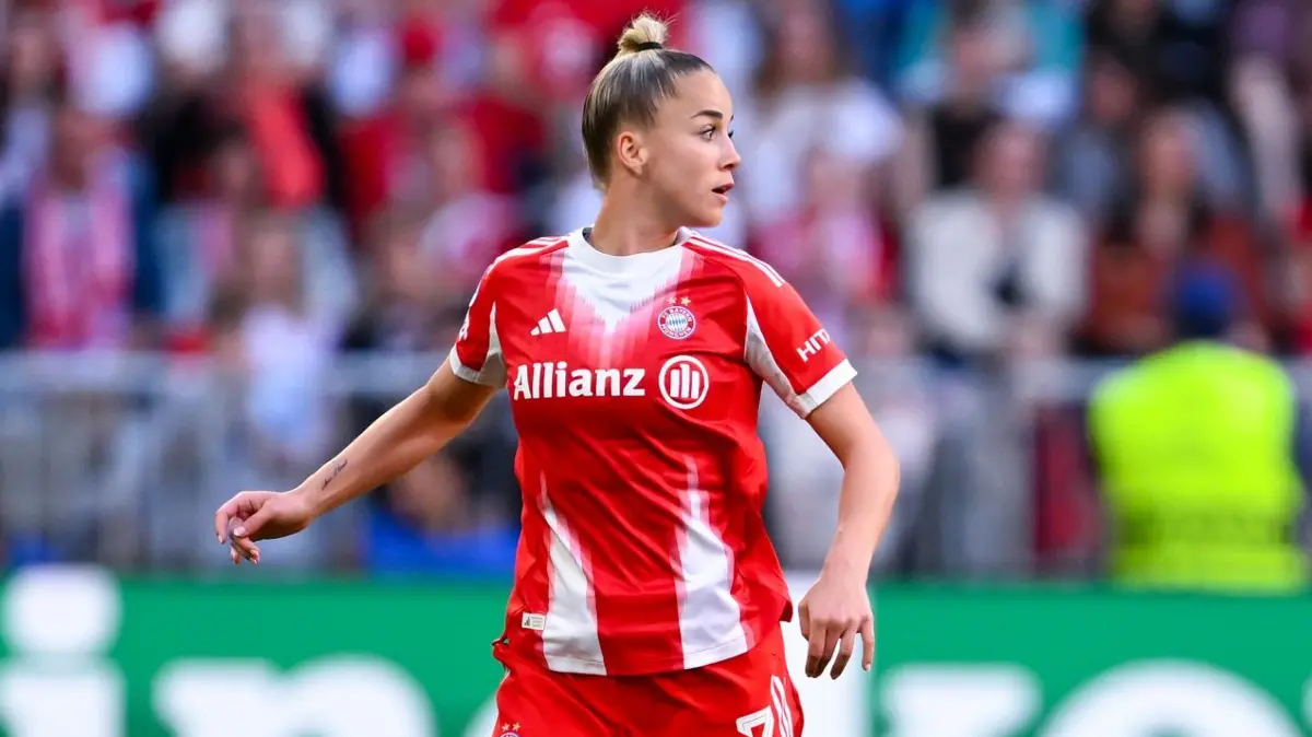 Giulia Gwinn: ARCHIV - 25.04.2026, Bayern, München: Fußball, Frauen: Champions League, Bayern München - FC Barcelona, K.o.-Runde, Halbfinale, Hinspiel in der Allianz Arena. Giulia Gwinn (Bayern München) spielt den Ball. (zu dpa: «Bayern-Frauen starten gegen City in «knackige» Königsklasse») Foto: Sven Hoppe/dpa +++ dpa-Bildfunk +++