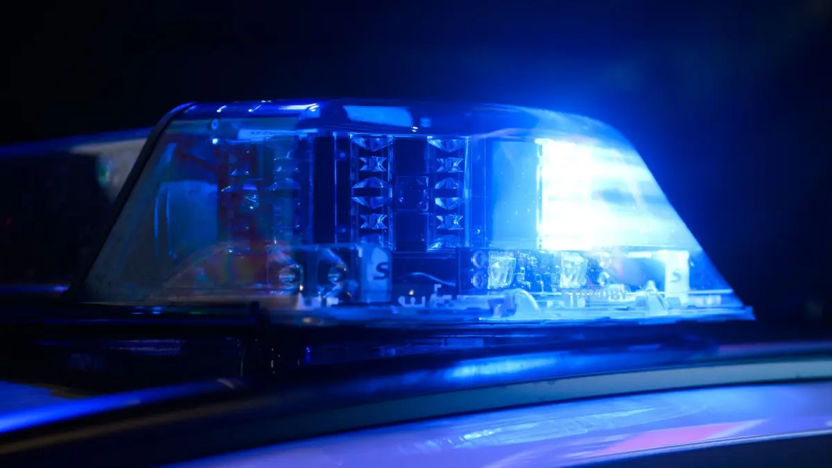 Blaulicht: Ein Blaulicht leuchtet auf einem Einsatzfahrzeug der Polizei. (zu dpa: «Lastwagen mit Bauschutt kippt um – A3 stundenlang gesperrt»)