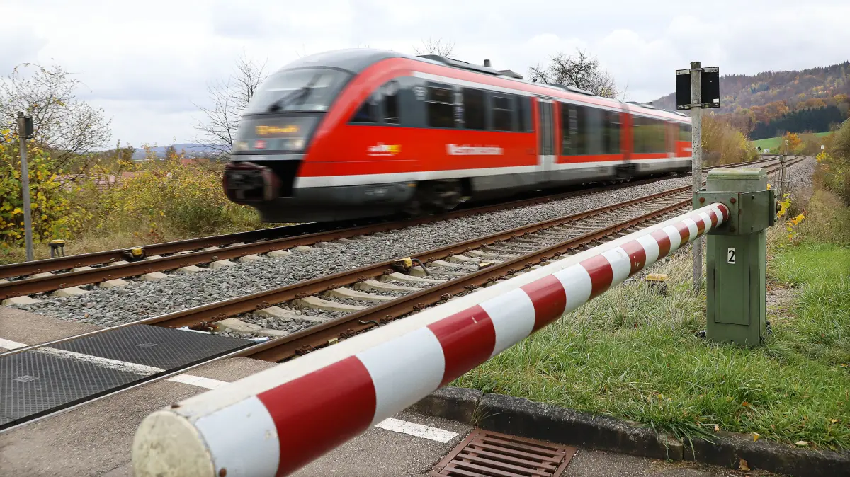 Bahn Nebenbahn Hohenlohebahn bei Gailenkirchen Bahnhof Künzelsau: Bahn Nebenbahn Hohenlohebahn bei Gailenkirchen Bahnhof Künzelsau