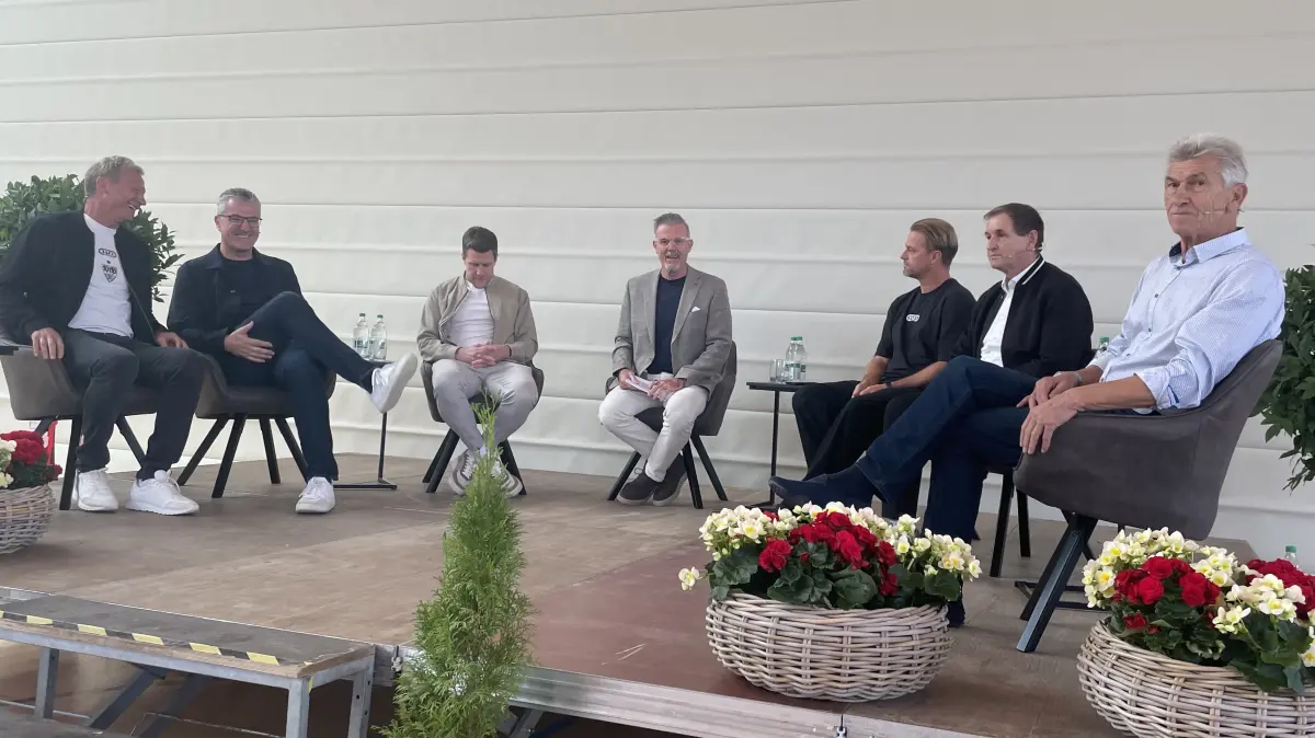 Prominente Runde beim JAKO-Fußballtalk in Empfingen: Moderator Michael Antwerpes (Mitte) diskutierte mit Guido Buchwald, Knut Kircher, Sven Schipplock, Timo Hildebrand, Ingo Haspel und Klaus Augenthaler über den Fußball von früher und heute.