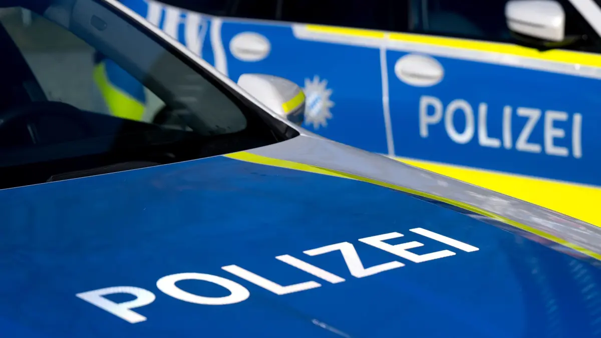 Polizei: Zwei Einsatzfahrzeuge der Polizei. (zu dpa: «15-Jähriger erstochen - Weiterer Teenager schwer verletzt»)