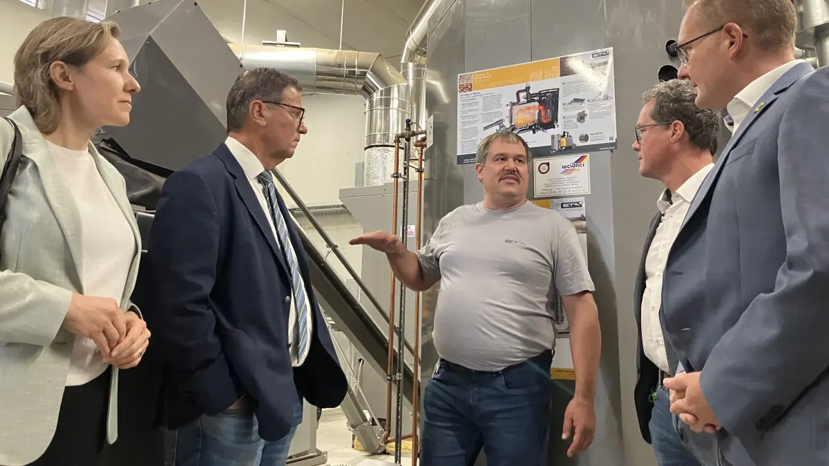 Einweihung Nahwärmeheizwerk Mainhardt. Jörg Thumm von der Firma ETA erklärt Isabell Rathgeb, Peter Hauk, Harald Ebner und Damian Komor die Funktionsweise