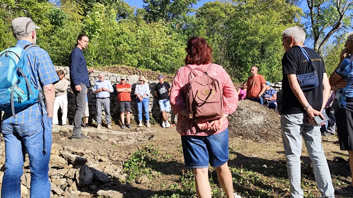Auf der Ruine Greifenstein erläuterte Dr. Michael Kienzle den Gästen die frühere Burgstruktur.