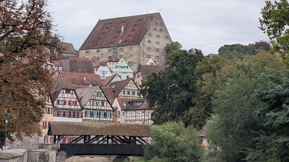 Der Neubau thront über der Schwäbisch Haller Innenstadt. Mit Ende des Jahres wird dieser geschlossen.