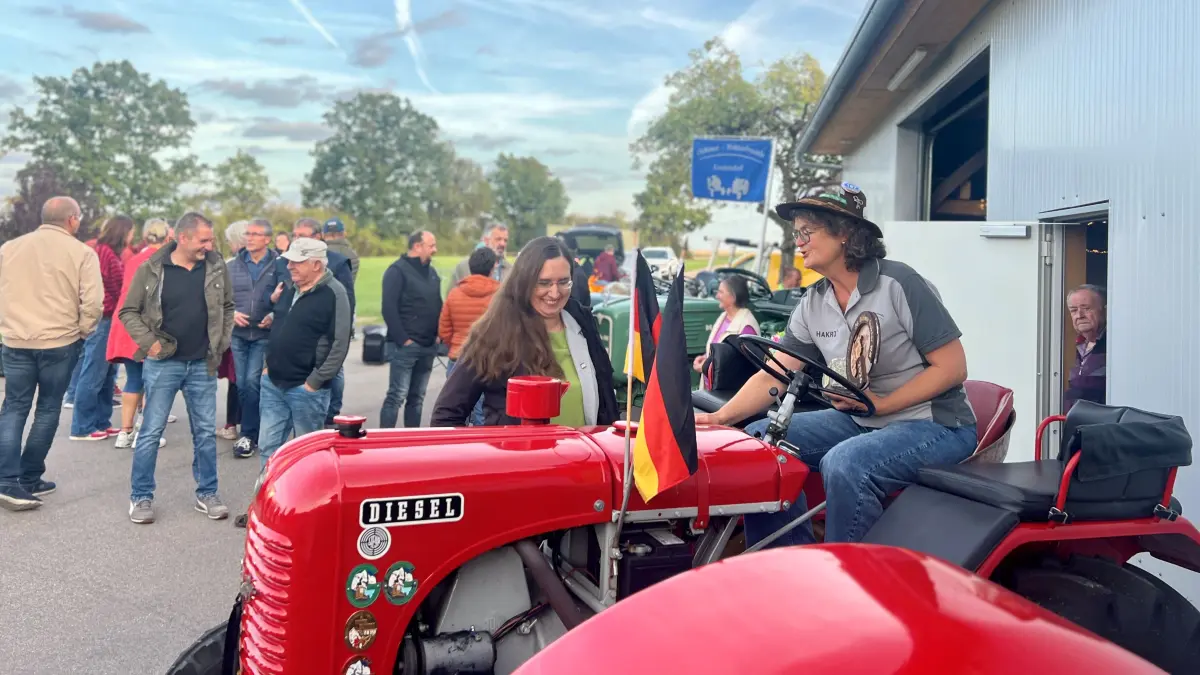 Irene Ackermann ist Weltmeisterin (Oldtimer-Traktoren). In Leuzendorf gibt's einen Empfang.