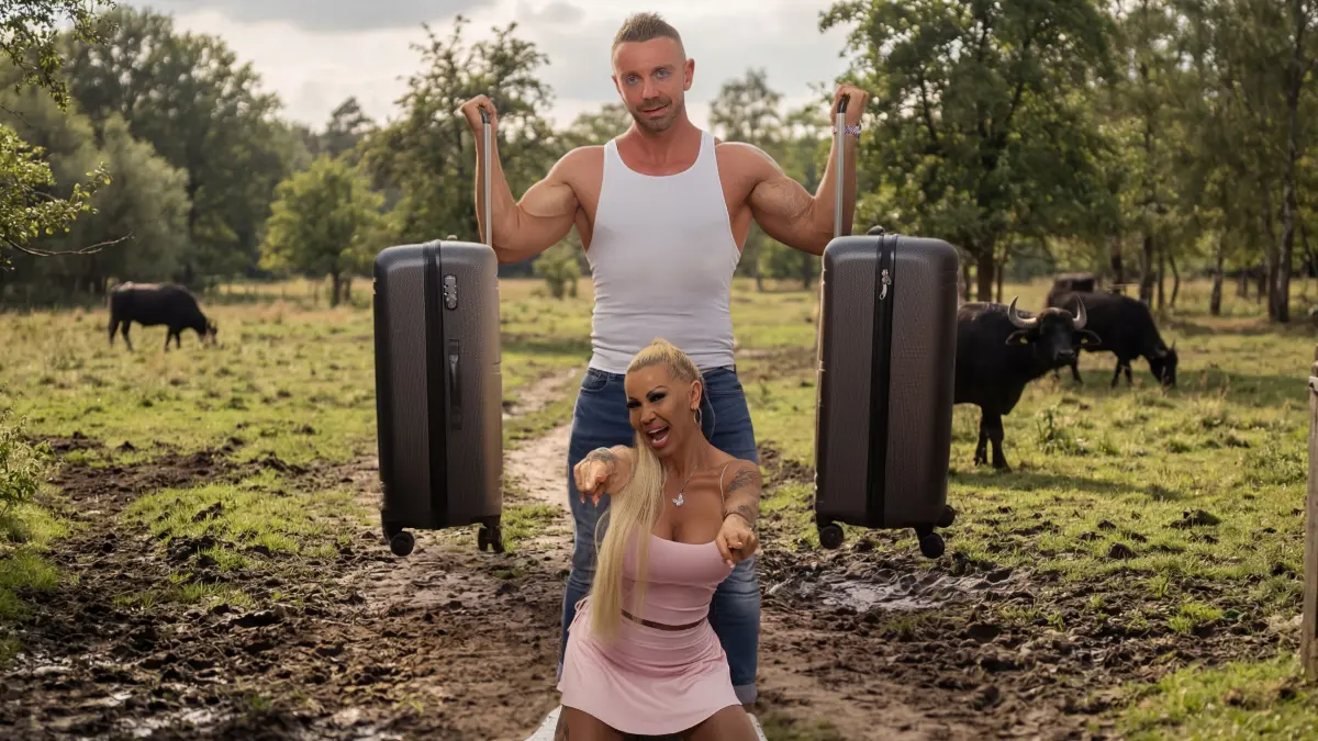 Lukas nimmt am „Sommerhaus der Stars“ teil.
