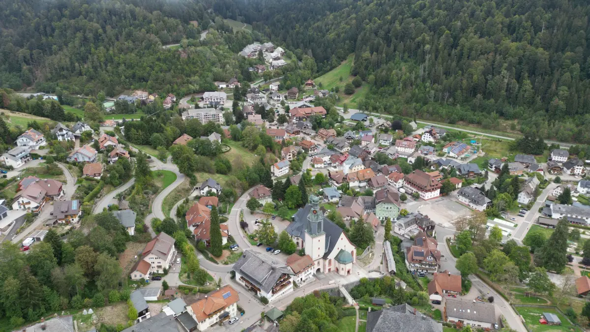 Vermisstenfall Scarlett: Der Schwarzwaldort Todtmoos (Aufnahme mit Drohne). Die vermisste Wanderin Scarlett soll in dieser Gegend gewandert sein. Noch immer fehlt von Scarlett Salice jede Spur. Im Jahr 2020 verschwand die junge Frau aus dem ostwestfälischen Bad Lippspringe beim Wandern im Südschwarzwald. (zu dpa: «Rätsel um Scarlett - und andere Vermisste im Südwesten»)