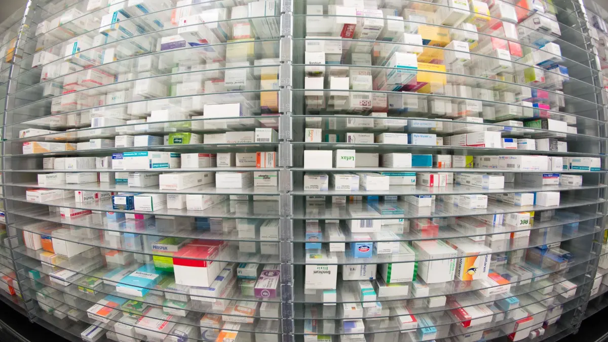 Arzneimittel in der Apotheke: ARCHIV - 29.04.2015, Hamburg: Medikamente liegen in den Regalen eines Kommissionierautomaten einer Apotheke. (zu dpa: «Apotheker wegen illegaler Medikamentenverkäufe vor Gericht») Foto: Daniel Reinhardt/dpa +++ dpa-Bildfunk +++