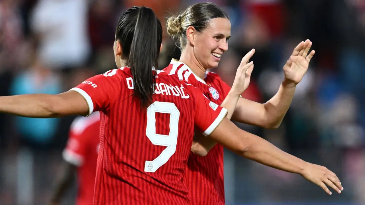 Bayern München - Manchester City: 22.09.2026, Bayern, Unterhaching: Fußball, Frauen: Champions League, Bayern München - Manchester City, Vorrunde, 1. Spieltag im Sportpark Unterhaching. Jovana Damnjanovic (l, Bayern München) jubelt mit Klara Bühl (Bayern München) über ein Eigentor von Manchester zum 2:0. Foto: Sven Hoppe/dpa +++ dpa-Bildfunk +++