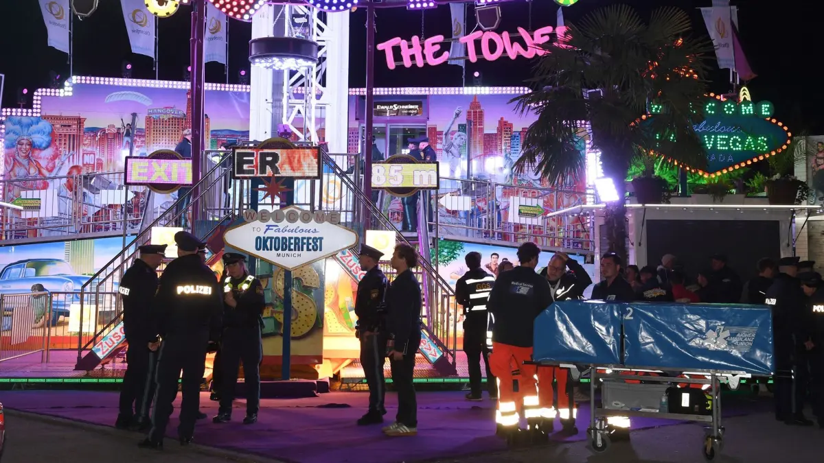 Fortsetzung Münchner Oktoberfest: Polizeibeamte und Rettungskräfte sind an einem Unfallort im Einsatz. Auf dem Oktoberfestgelände in München war es an einem Fahrgeschäft zu einem Unfall gekommen. (zu dpa: «Tödlicher Unfall auf Oktoberfest – Ermittlungen zur Ursache»)