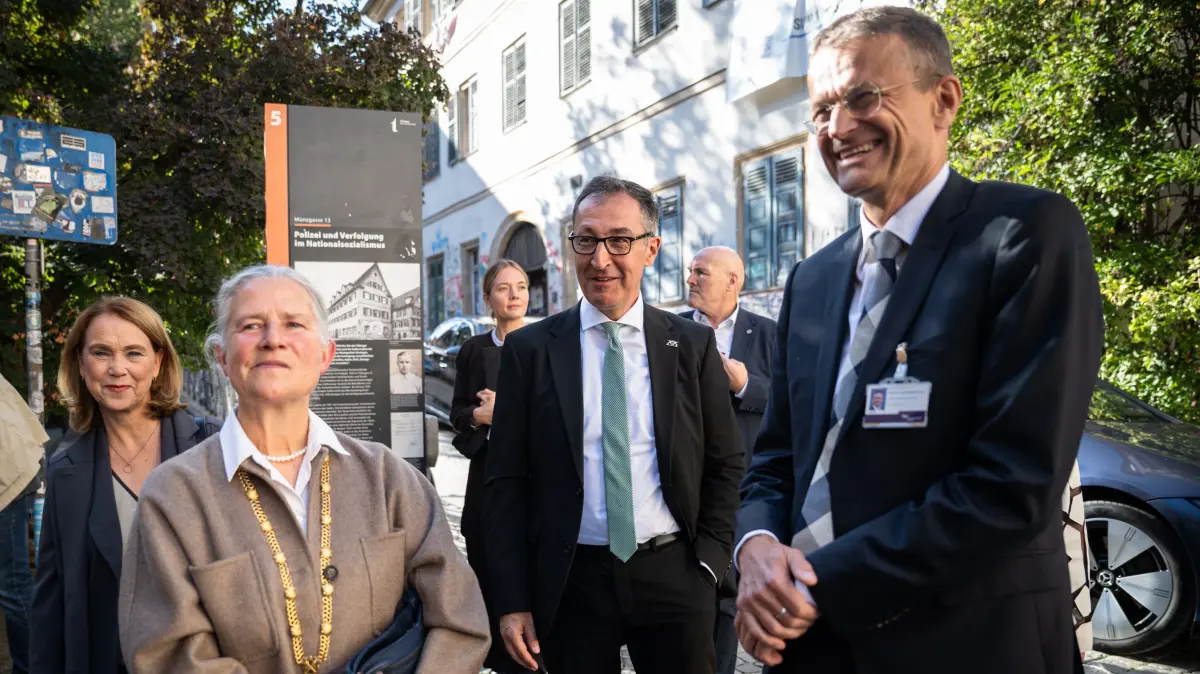 Aufmacherbild: Festakt in der Alten Aula Tübingen: 25 Jahre Hertie-Institut, Ministerpräsident Cem Özdemir wird vor der Alten Aula und der Münze 13 begrüßt.