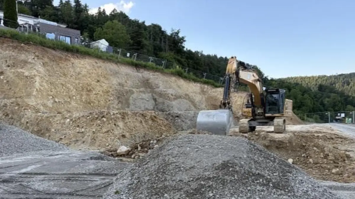 Streit um den Baustopp: Ein Bagger bei Erdarbeiten am Dettinger Knieacker am 21. Juli 2026. Die IG widerspricht der städtischen Darstellung, es habe sich dabei lediglich um erlaubte Hangsicherungsmaßnahmen gehandelt.