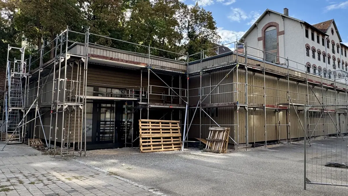 Hinter dem Tübinger Landgerichtsgebäude baut das Land einen neuen Gerichtsaal.