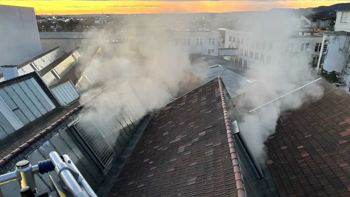 Brand in der Sheddhalle im Schachenmayr-Areal Feuerwehreinsatz, ungefähr am Beginn.