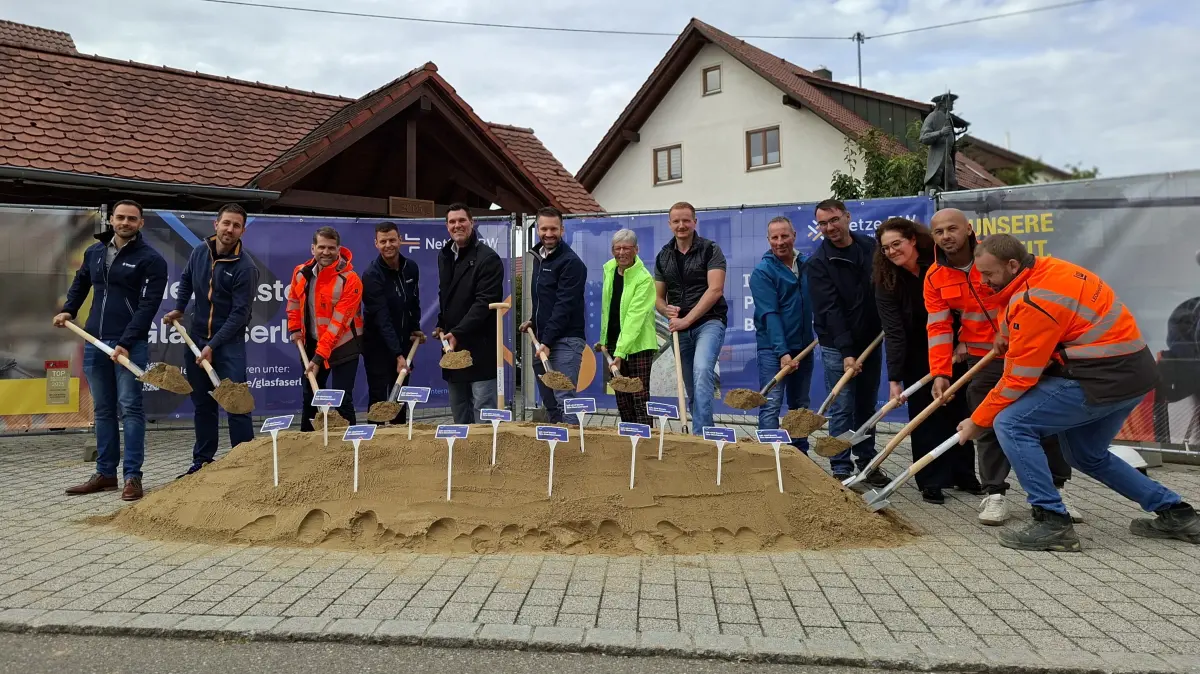 Spatenstich in Reutlingendorf: In den kommenden Wochen werden im Ort Glasfasern bis in viele Gebäude verlegt.