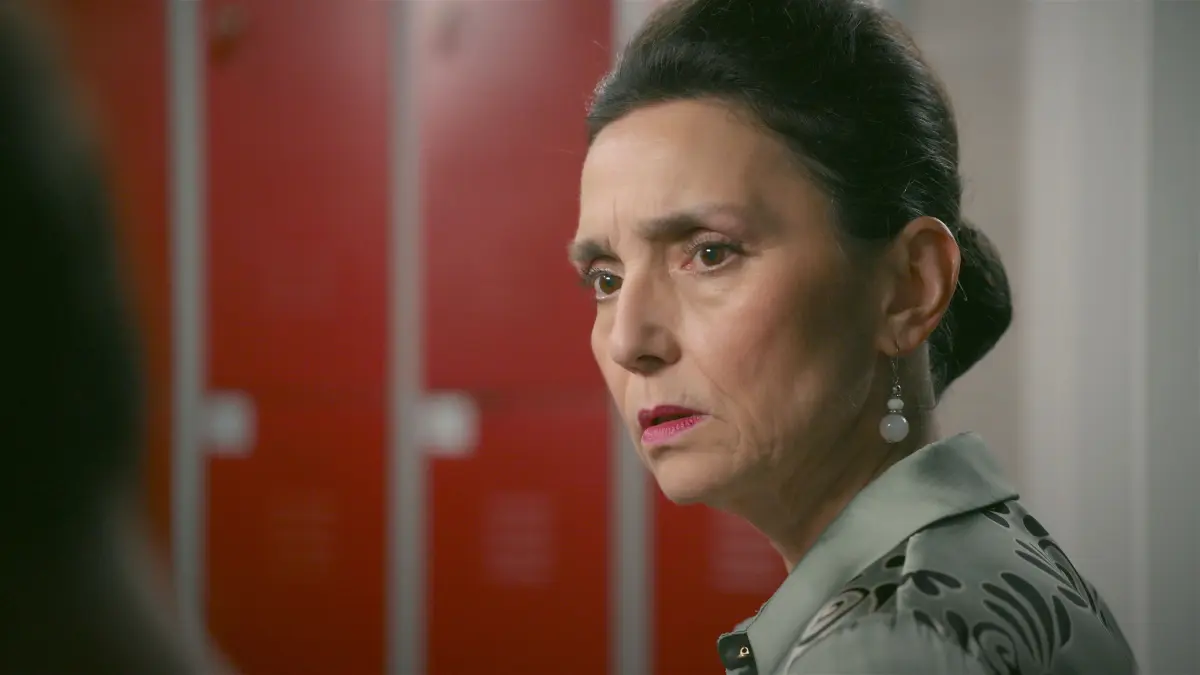 Simone (Tatjana Clasing) und Charlie sind irritiert, dass Deniz sie zu versetzen scheint.