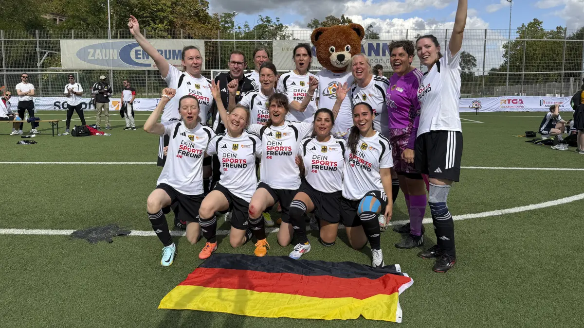 Andrea Minich / Transplant Football World Cup / Widerspruchslösung - Sie ist die rennende Fußballerin im weiß-schwarzen Trikot auf dem linken Foto und links vom Bär im Gruppenbild.