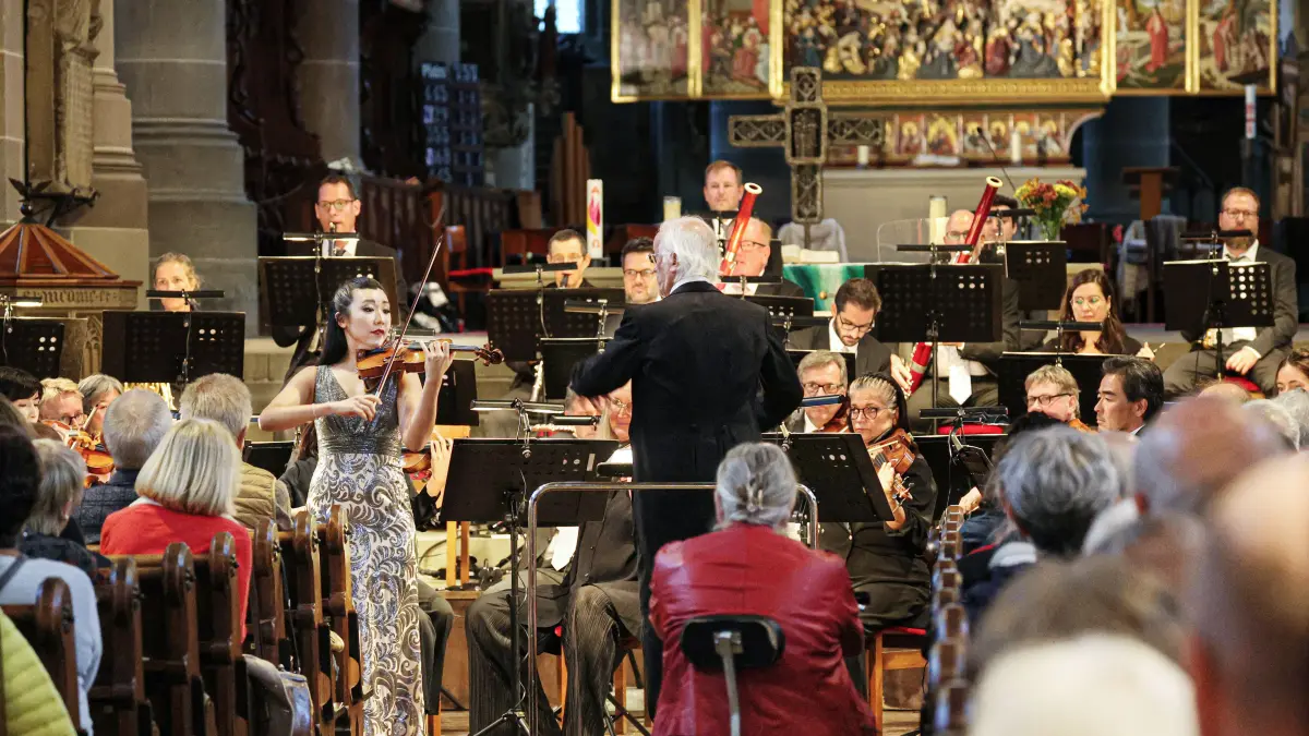 Die Stuttgarter Philharmoniker bei den Kammerkonzerten Schwäbisch Hall in der Haller Michaelskirche. Geigerin ist Fabiola Kim, es dirigiert Pietro Borgonovo.
