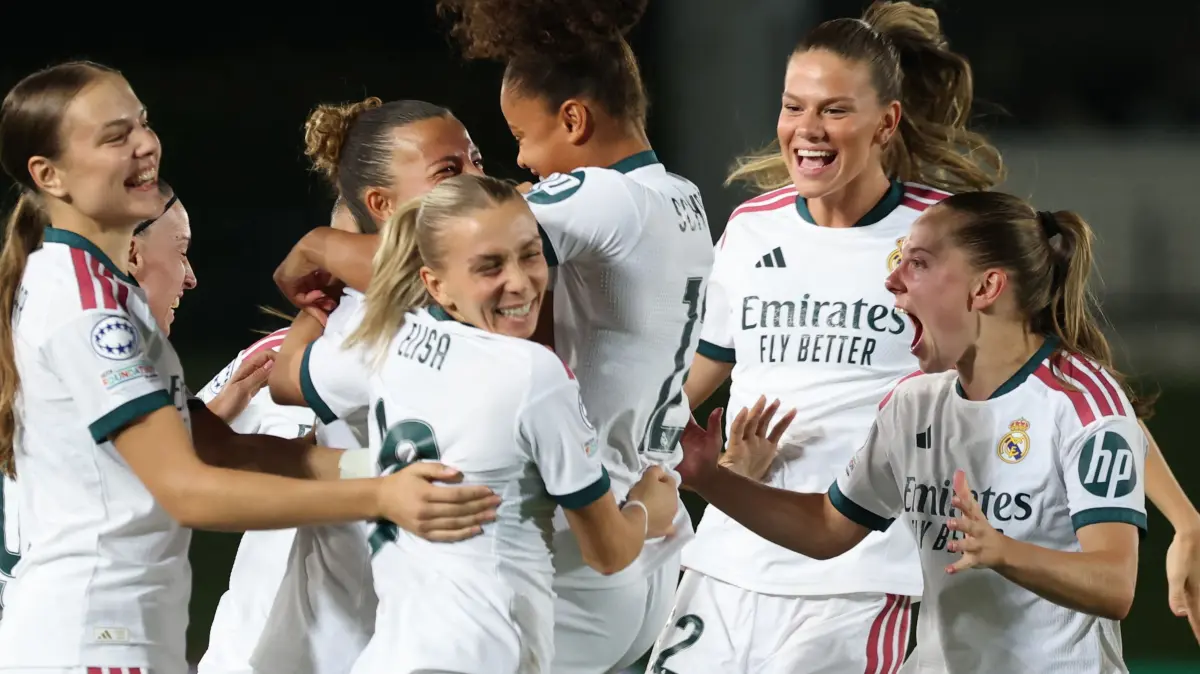 EUR-C1-FBL-WOMEN-REAL MADRID-PSG: Real Madrid's Swedish forward #12 Felicia Schroder (C) celebrates scoring her team's first goal with teammates during the UEFA Women's Champions League, league phase day 1 football match between Real Madrid CF and Paris Saint-Germain (PSG) at the Alfredo Di Stefano stadium in Madrid, on September 22, 2026. (Photo by Thomas COEX / AFP)