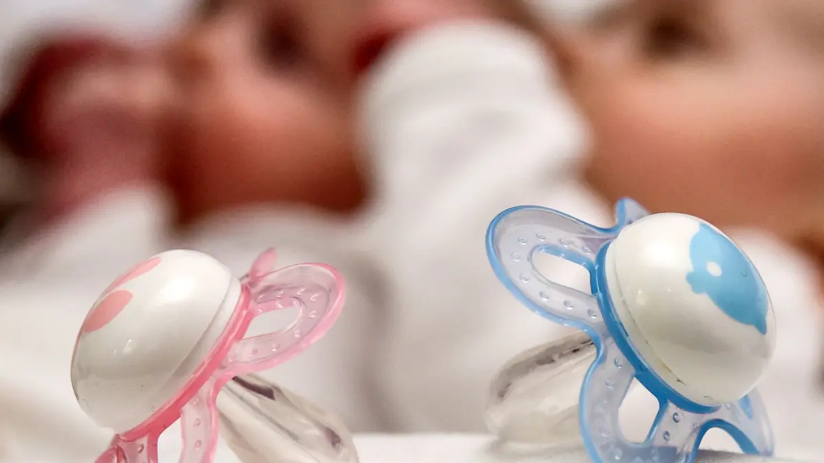 Geburten: ARCHIV - 13.04.2015, Brandenburg, Frankfurt (Oder): ARCHIV - Rosa und blaue Nuckel für ein Mädchen und einen Jungen (zu dpa: «Gesicht oder Objekt? Schon Neugeborene haben Präferenzen») Foto: Patrick Pleul/dpa +++ dpa-Bildfunk +++