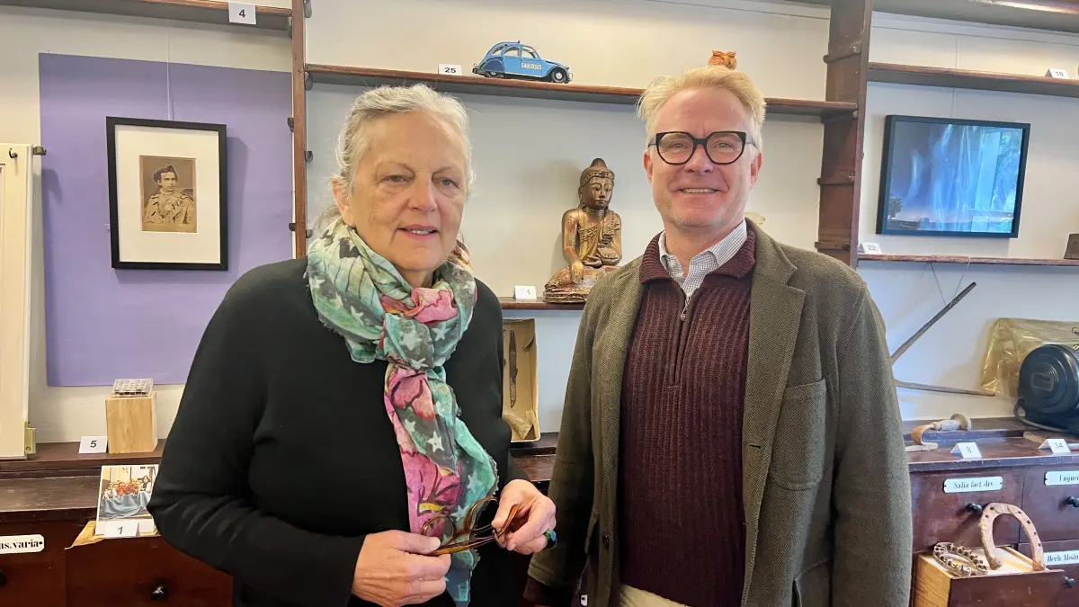 Ausstellung "Zwischen den Toren, hinter den Türen" in Bartenstein, 50 Objekte, 50 Geschichten. Frank Trümper und Monika Rolcke-Schmid organisieren die Schau in der Alten Apotheke