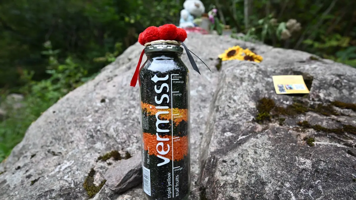 Vermisstenfall Scarlett: An einem Stein an einem Wanderparkplatz am Schluchtensteig steht eine Flasche des Getränkeherstellers True Fruits mit dem Schriftzug "vermisst" zur Vermisstenfahndung nach Scarlett Salice. Die vermisste Wanderin Scarlett soll in dieser Gegend gewandert sein. Noch immer fehlt von Scarlett Salice jede Spur. Im Jahr 2020 verschwand die junge Frau aus dem ostwestfälischen Bad Lippspringe beim Wandern im Südschwarzwald. (zu dpa: «Rätsel um Scarlett - und andere Vermisste im Südwesten»)
