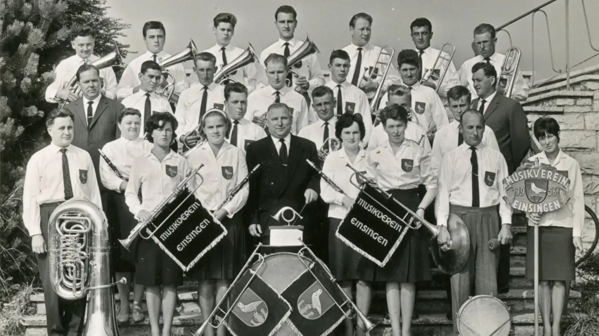 70 Jahre MV Einsingen, Gruppenfoto 1966 zum Zehnjährigenbei Fragen : ca-stuewe@t-online.de