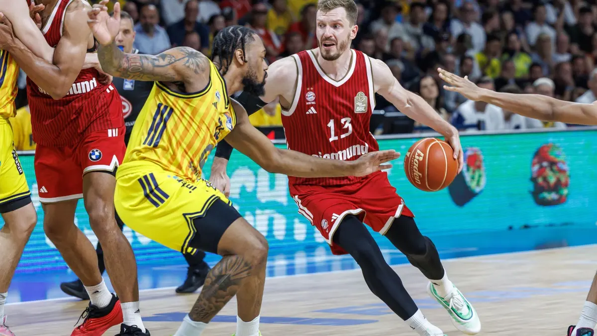Andreas Obst (r): Basketball, Männer: Bundesliga, Alba Berlin - FC Bayern München, Meisterschaftsrunde, Finale, 4. Spieltag, Max-Schmeling-Halle. J'Wan Roberts (l, Alba Berlin) kämpft gegen Andreas Obst (r, FC Bayern München) um den Ball. (zu dpa: ««Elefant im Raum»: NBA-Projekt in Europa gibt Rätsel auf»)