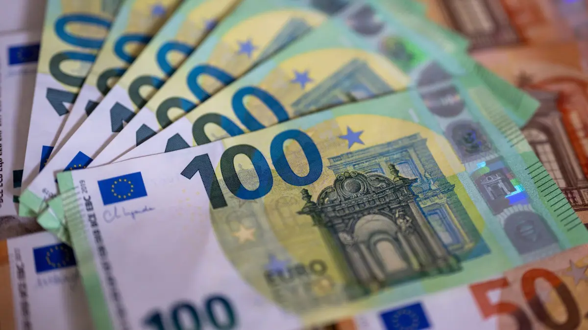 Schulden der hessischen Kommunen: SYMBOLBILD: Geldscheine mit dem Wert von 100 und 50 Euro liegen auf einem Tisch. (zu dpa: «Millionenfund auf der Autobahn – Fahrer schweigt vor Gericht»)