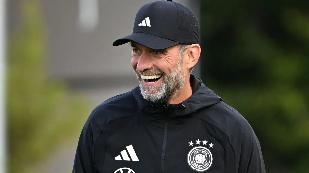 Fußball-Nationalmannschaft: Training: 22.09.2026, Bayern, Herzogenaurach: Fußball: Nationalmannschaft, Training vor dem ersten Nations-League-Spiel gegen die Niederlande. Bundestrainer Jürgen Klopp (Deutschland) lacht während des Trainings. Foto: Federico Gambarini/dpa +++ dpa-Bildfunk +++