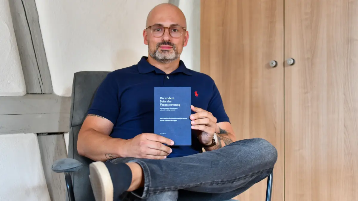 Kevin Wiest mit seinem vor wenigen Tagen erschienenen Buch,