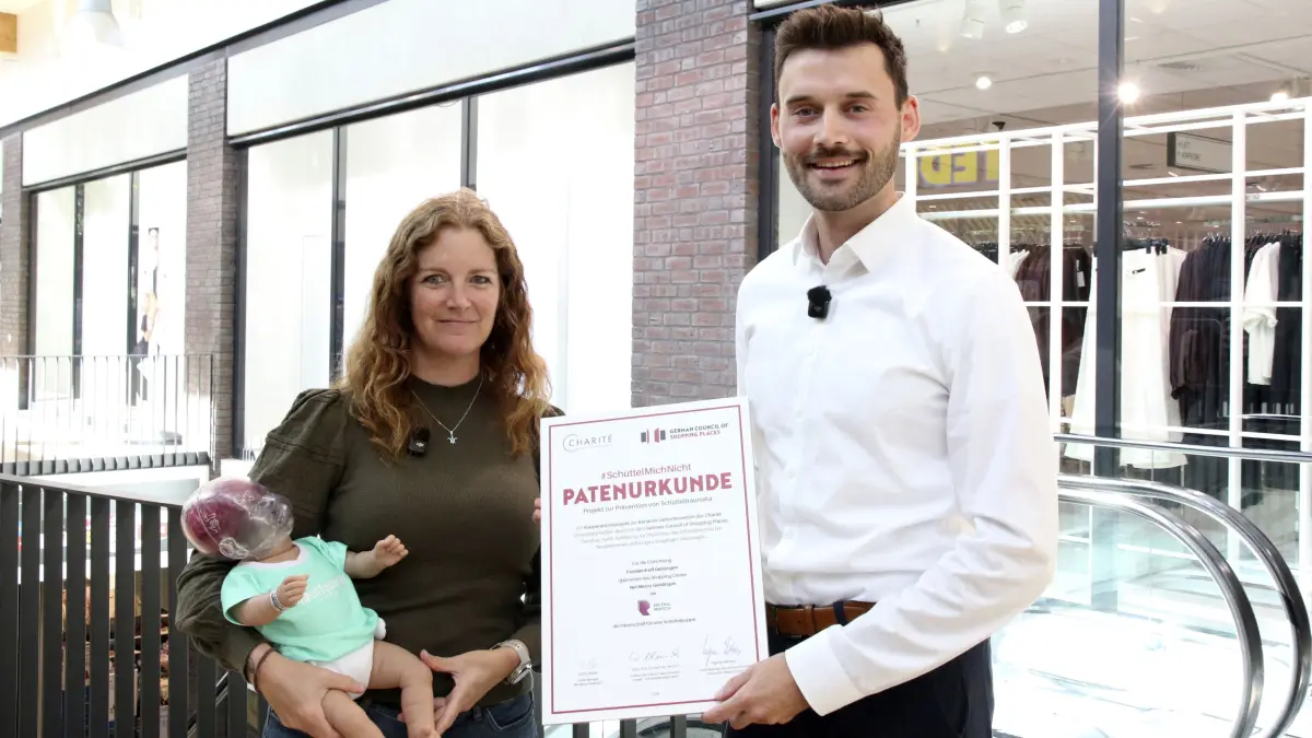 Schüttelpuppe / Vom Nel Mezzo (Julius Weber, Center Manager Nel Mezzo) an Geislinger Familientreffs (Silke Emge von der Caritas Fils-Neckar-Alb)