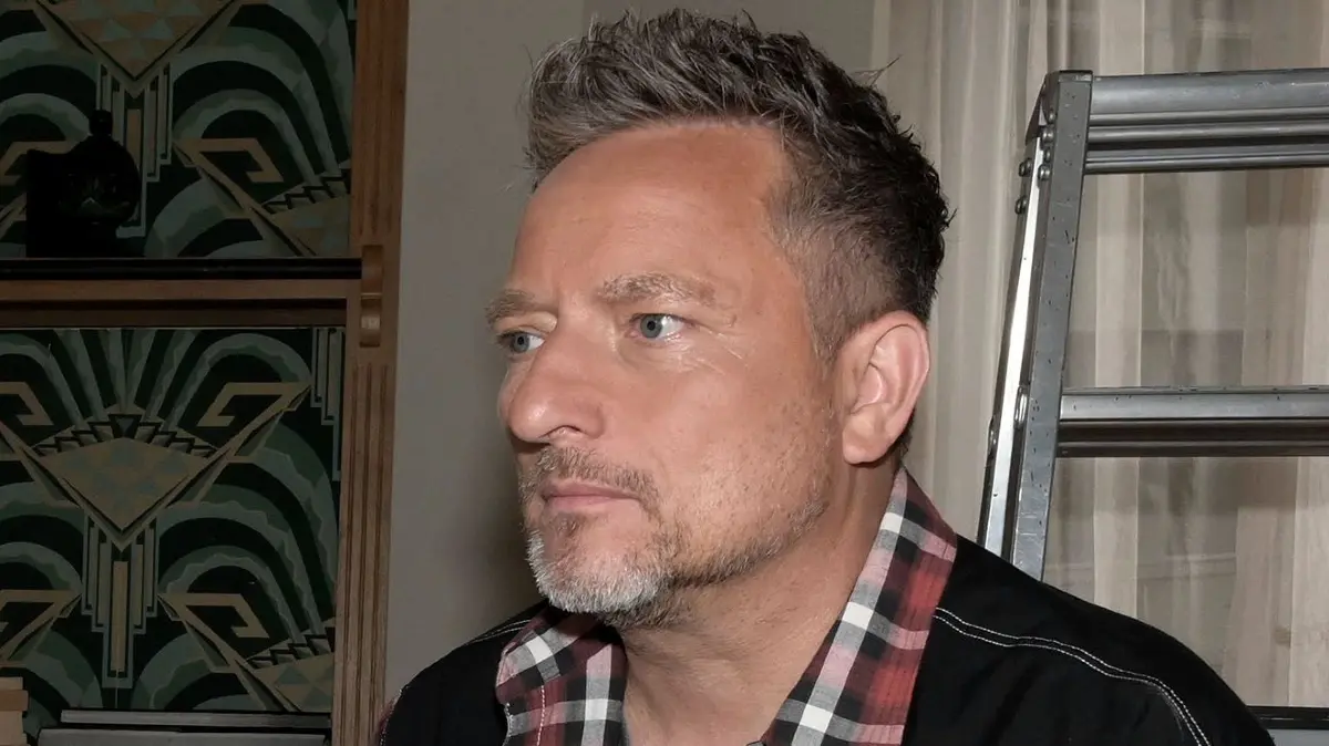 Michi (Lars Pape) erkennt, dass seine Freundschaft mit Yvonne keine Zukunft mehr hat.