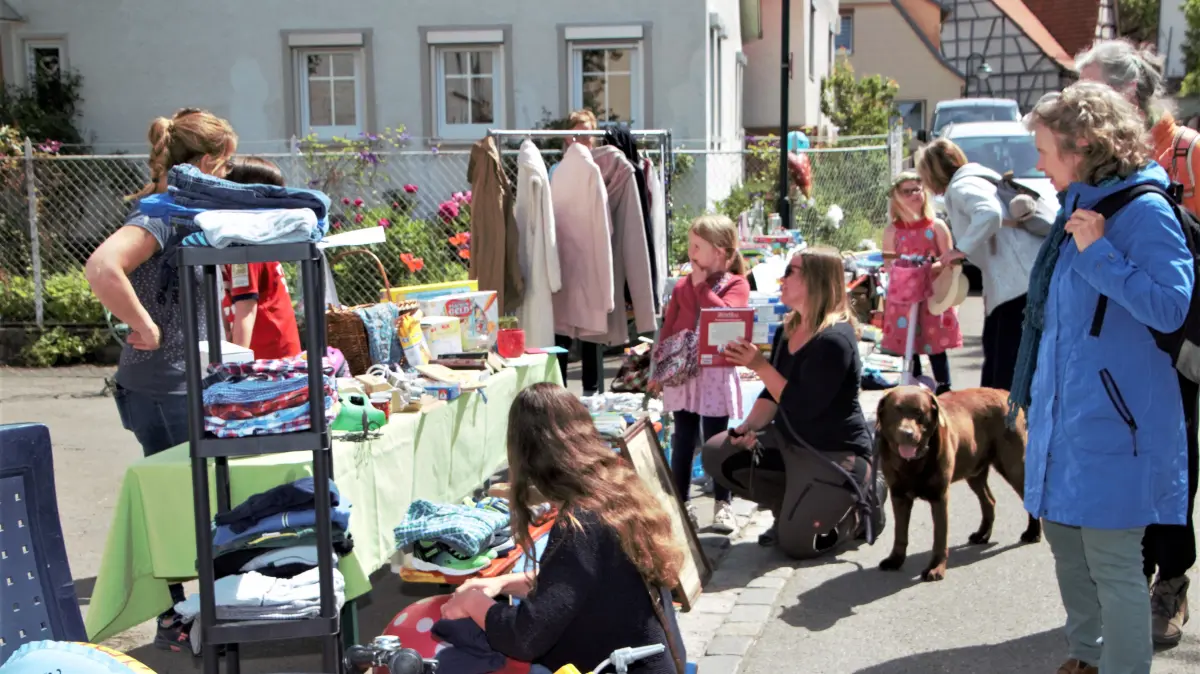 (ohne Überschrift): Vorsicht: Dieses Foto ist möglicherweise nur für den einstigen Verlag Schwäbisches Tagblatt verwendbar. Hofflohmarkt Öschingen. Bild: Michael Brandt