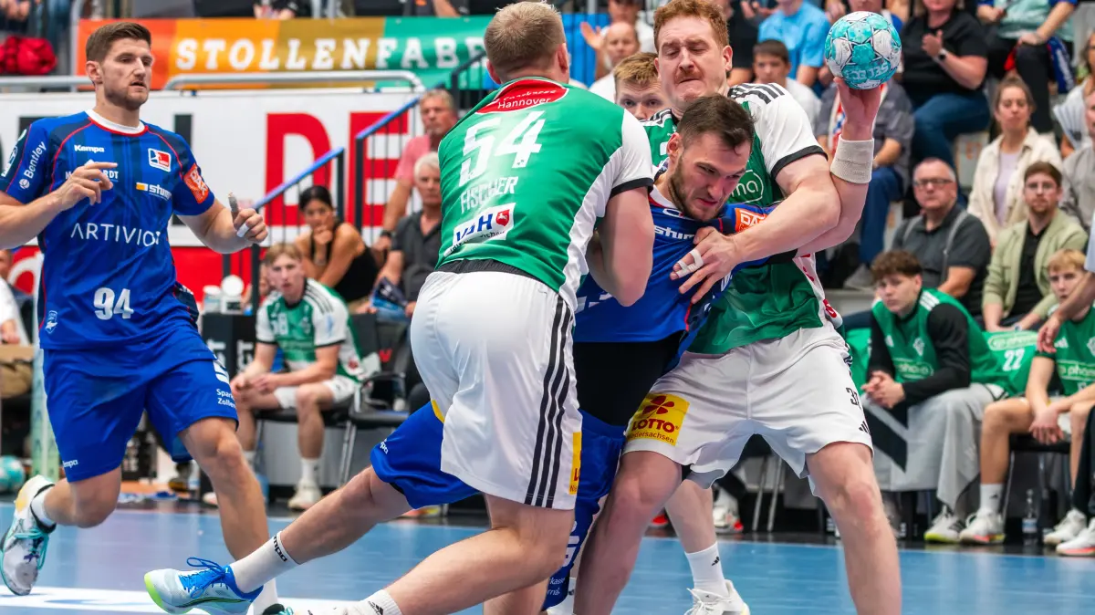 HBW Balingen-Weilstetten vs. TSV Hannover-Burgdorf, Handball, DHB-Pokal, 2. Runde, Saison 2026/2027, 23.09.2026: Merlin Fuss (HBW Balingen-Weilstetten #13), Justus Fischer (TSV Hannover-Burgdorf #54), Lukas Stutzke (TSV Hannover-Burgdorf #39),
HBW Balingen-Weilstetten vs. TSV Hannover-Burgdorf, Handball, DHB-Pokal, 2. Runde, Saison 2026/2027, 23.09.2026,
Foto: Eibner-Pressefoto/Florian Schust