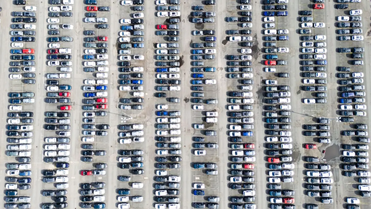 Neuwagen stehen auf dem Gelände vom VW Stammwerk: Viele bunte Neuwagen - viele Fragen: Was bedeutet die neue Norm Euro 7 für Autofahrer? (zu dpa: «Neue Regeln für Neuwagen: Was Euro 7 für Autofahrer bedeutet»)