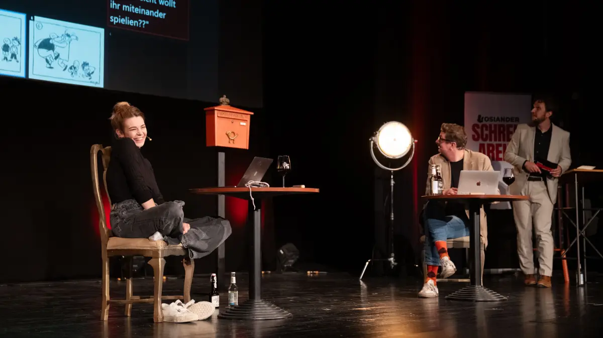 Schreibarena im Kino Museum, organisiert von Osiander: Ronja von Rönne und Peter Wittkamp schreiben live Texte vor Publikum