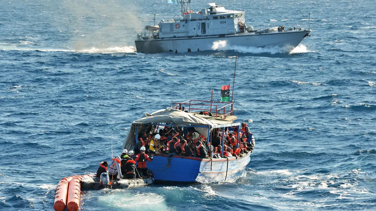 (ohne Überschrift): Vorsicht: Dieses Foto ist möglicherweise nur für den einstigen Verlag Schwäbisches Tagblatt verwendbar. Holzboot mit mehr als 300 Geflüchteten an Bord, die von der „Sea Watch“ geborgen wurden (mit Billigung der sogenannten libyschen Küstenwache, Jan. 2018). Bild: Friedhold Ulonska
